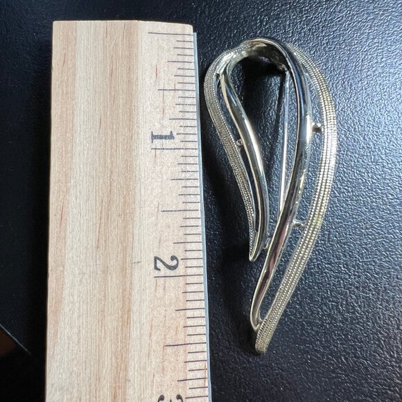 Vintage Sarah Coventry Gold Tone Brooch Elegant Abstract Leaf Design Signed - Picture 3 of 8